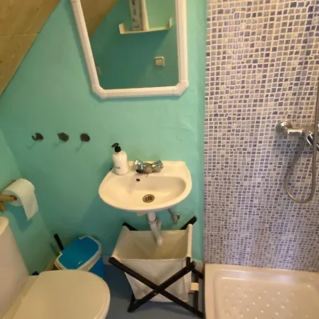 Habitacion , Tipo Estudiante De Dos Camas, Independiente, Pequeno Bano Propio, Students, Backpackers , One Room 2 Beds ,And Bathroom, Habitacion Independiente En Casa Vecinal Particular ,Con Litera De 90,Con ,Aire Acondicionado Portatil,Patio Comun *